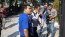 Sejumlah orang berpakaian rapi diduga dari Ombudsman mendatangi rumah penyidik KPK, Novel Baswedan di Jakarta, Senin (11/5/2015). Hingga kini belum nampak sosok dari Ombudsman yang diinfokan akan mengunjungi rumah Novel. (Liputan6.com/Faizal Fanani)
