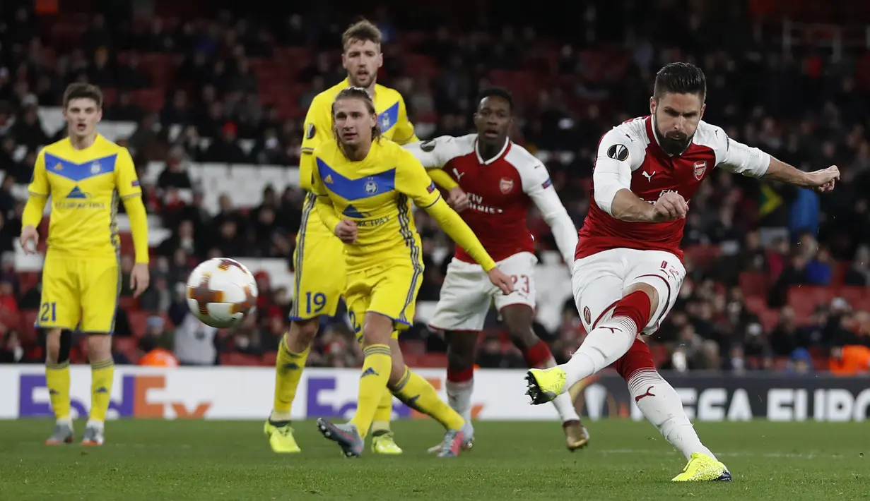 Striker Arsenal, Olivier Giroud, melepaskan tendangan penalti ke gawang BATE Borisov pada laga Liga Europa di Stadion Emirates, Jumat (8/12/2017). Arsenal menang 6-0 atas BATE Borisov. (AP/Kirsty Wigglesworth)