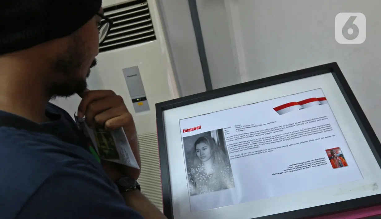 Pengunjung melihat biografi Pahlawan wanita Fatmawati saat mengunjungi Pameran Sejarah Pahlawan Perempuan Ibu Bangsa di Museum Kebangkitan Nasional, Jakarta, Minggu (22/12/2019). (Liputan6.com/Herman Zakharia)
