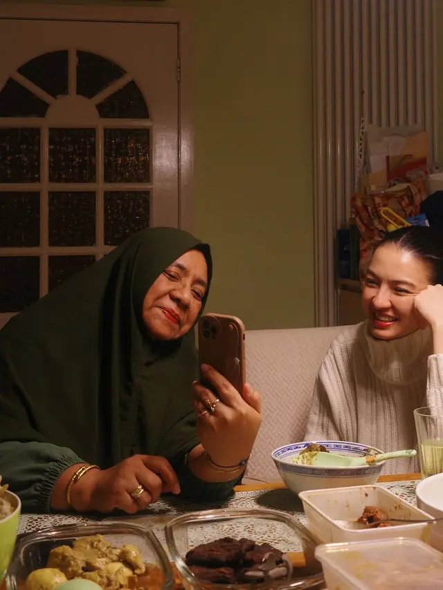 Anti Membosankan, Raline Shah Tampil Modis dengan Outfit Monokrom Saat Liburan di Amsterdam