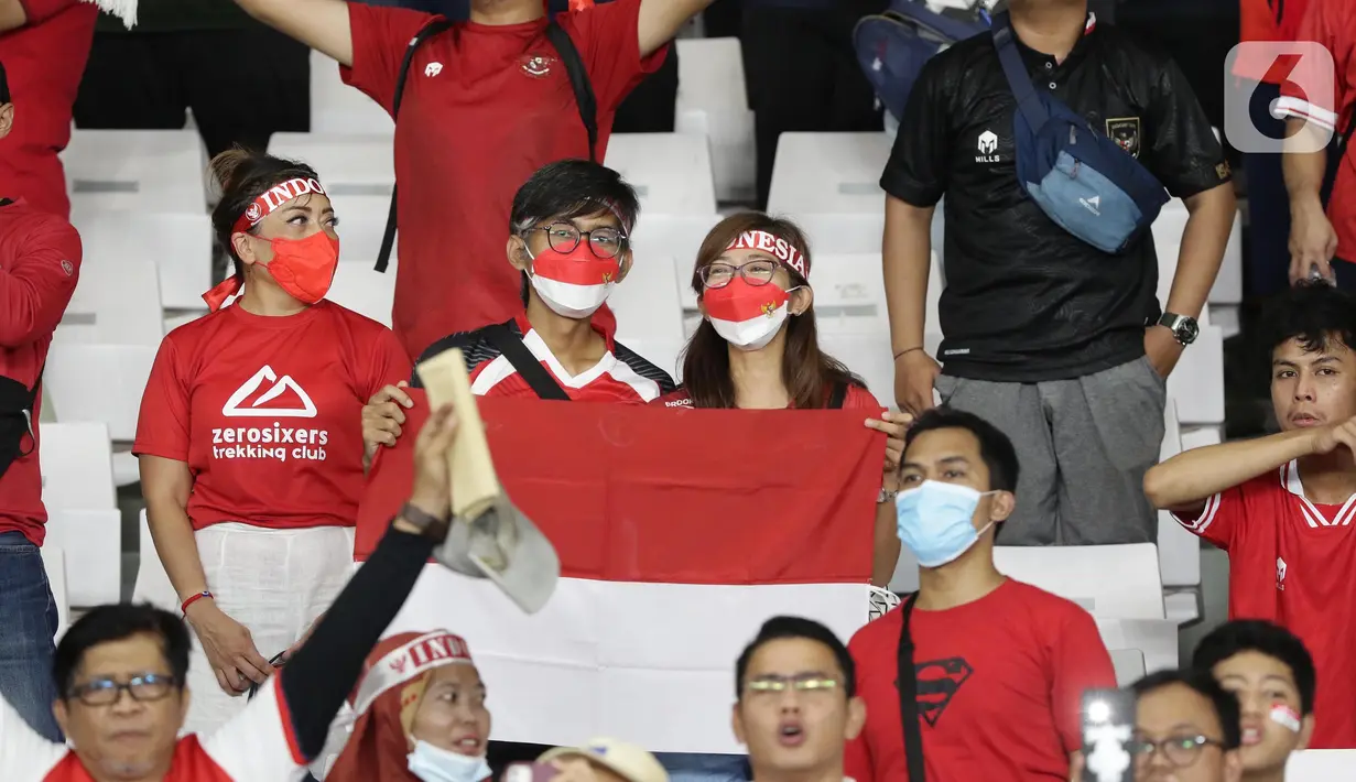Pendukung timnas Indonesia saat menyaksikan laga kualifikasi Grup A Piala AFF 2022 antara Indonesia melawan Kamboja di di Stadion Utama Gelora Bung Karno, Jakarta, Jumat (23/12/2022). Indonesia unggul 2-1 atas Kamboja lewat gol yang dicetak Egy Maulana Vikry dan Witan Sulaeman. (Liputan6.com/Helmi Fithriansyah)