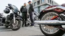 Para pengendara motor menghadiri sebuah parade sepeda motor yang menandai penutupan musim sepeda motor di Moskow, Rusia, pada 26 September 2020. Beberapa ribu pengendara sepeda motor ikut serta dalam parade tersebut. (Xinhua/Alexander Zemlianichenko Jr)