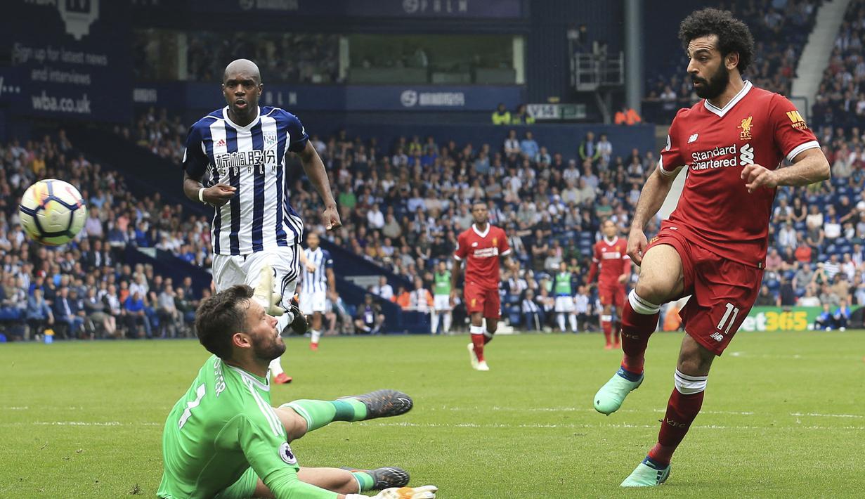 Pemain Liverpool, Mohamed Salah (kanan) mencetak gol kedua timnya ke gawang West Bromwich Albion pada laga lanjutan Liga Inggris 2017/2018 di Hawthorns Stadium, West Bromwich, 21 April 2018. Salah sukses menjadi pencetak gol terbanyak pada musim tersebut dengan mencetak 32 gol. (AFP/Lindsey Parnaby)