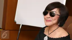 Tati mengklarifikasi foto kebersamaan dirinya dengan Nassar yang sempat menjadi sorotan netizen, Jakarta, Minggu (15/1).  Tati merasa tidak nyaman karena menjadi bahan pembicaraan khalayak, khususnya Cianjur. (Liputan6.com/Herman Zakharia)