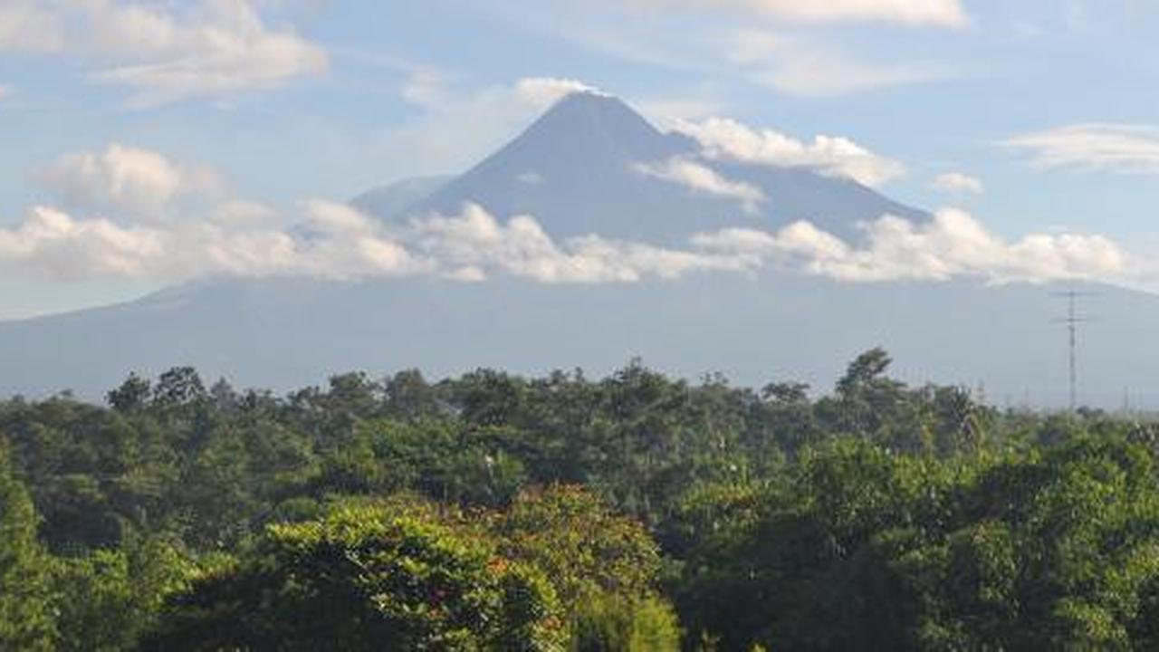 Longsoran material Merapi ancam 2 sungai dan 3 desa