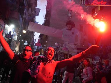 Suporter berpesta setelah Napoli berhasil menyabet gelar juara liga Italia Serie A di musim 2022/2023. (AP Photo/Andrew Medichini)