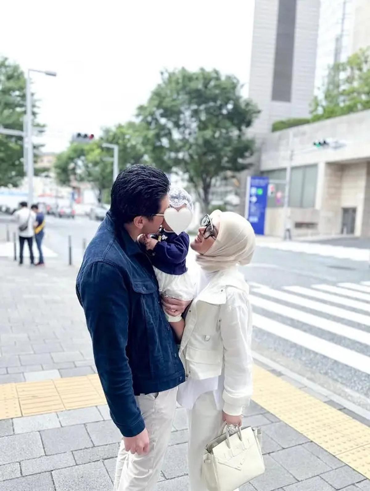 Model Baju Bayi Baby R Anak Syahrini saat Rayakan Idul Adha 2025 di Tokyo, Tampil Manis dan Berkelas