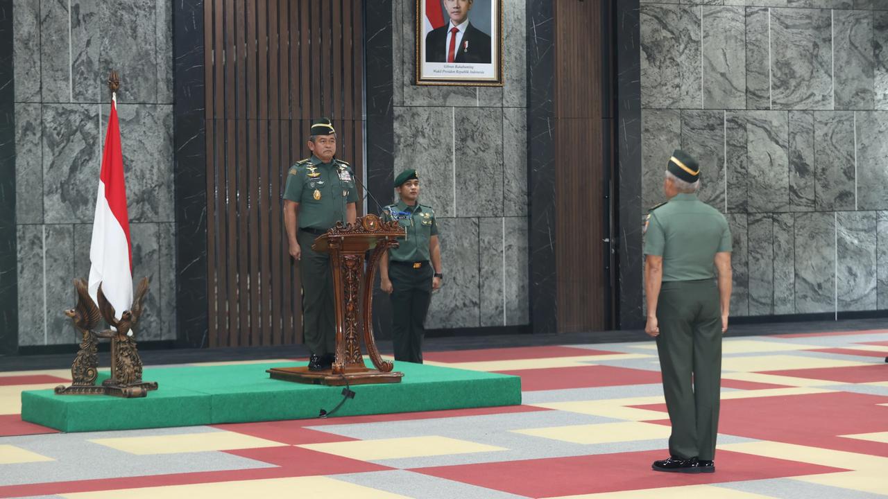 Kasad Jenderal TNI Maruli Simanjuntak menerima Laporan Kenaikan Pangkat 80 Perwira Tinggi (Pati) TNI AD di Markas Besar Angkatan Darat (Mabesad), Jakarta, Senin (1/12/2025).