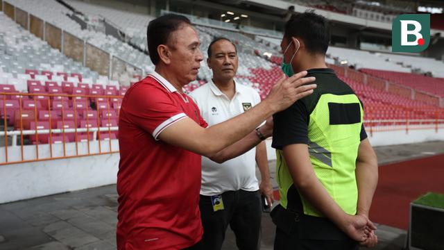 Ketua Umum PSSI Iwan Bule Meninjau Kesiapan GBK Menjelang Piala AFF 2022