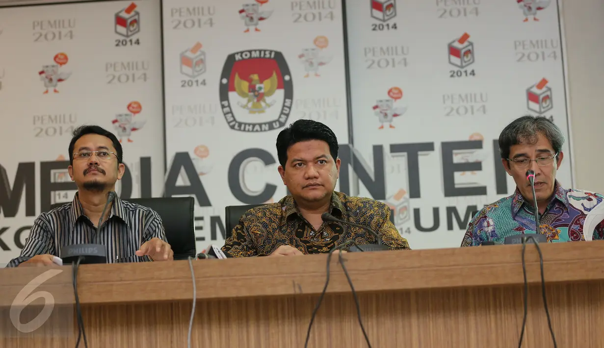 Anggota KPU, Hadar Nafis Gumay (kanan) memberikan penjelasan saat Launching Sistem Perhitungan Suara Pilkada di Kantor KPU, Jakarta, Senin (7/12/2015). Aplikasi 'SITUNG' yang akan membantu KPU dalam Pilkada Serentak 2015. (Liputan6.com/Faizal Fanani)