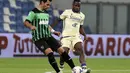 <p>Penyerang Hellas Verona Yayah Kallon berebut bola dengan bek Sassuolo Kaan Ayhan pada pekan ke-11 Liga Italia di MAPEI Stadium - Citt&agrave; del Tricolore, Selasa (25/10/2022). Sassuolo mampu mengalahkan Hellas Verona dengan skor 2-1. (Michele Nucci/LaPresse via AP)</p>