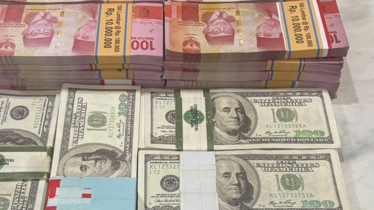 Penampakan Ratusan Lembar Duit Palsu Bertumpuk-tumpuk dari Rupiah hingga Dolar Amerika