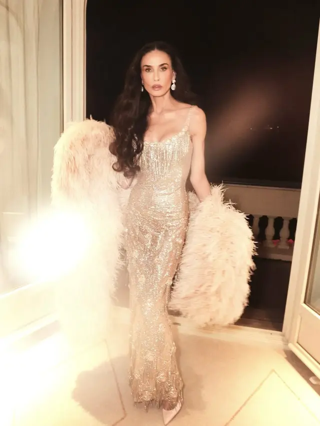 Demi Moore Pancarkan Aura Awet Muda dengan Deretan Look Glamor di Festival Film Cannes 2026