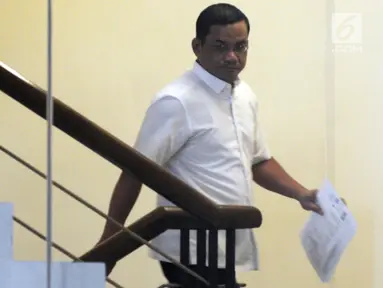 Direktur Bisnis Regional Maluku dan Papua PLN, Ahmad Rofiq menaiki tangga menuju ruang pemeriksaan di Gedung KPK, Jakarta, Rabu (26/12). Ahmad Rofiq diperiksa terkait kasus dugaan suap pembangunan PLTU Riau-1. (Merdeka.com/Dwi Narwoko)