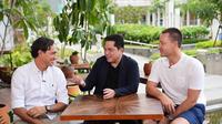 Menteri BUMN, Erick Thohir bersama dua mantan pesepakbola beken John Terry dan Alessandro Nesta, Jumat (11/11/2022). (Instagram/@erickthohir)