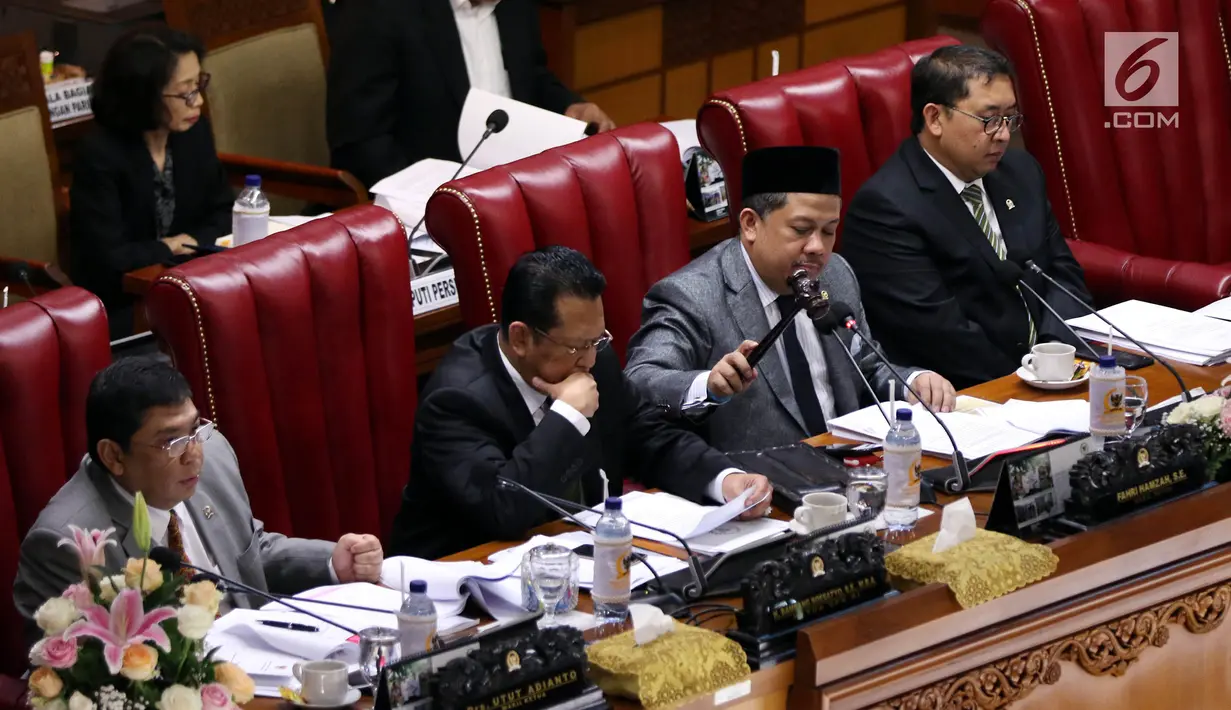 Wakil Ketua DPR selaku Pimpinan Sidang Fahri Hamzah mengetuk palu dalam sidang paripurna ke-9 Masa Persidangan I 2019-2020 di Kompleks Parlemen, Senayan, Selasa (17/9/2019). Rapat Paripurna DPR menyetujui Revisi Undang-Undang Nomor 30 Tahun 2002 tentang KPK. (Liputan6.com/Johan Tallo)