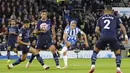 Pada menit ke-17 Brighton and Hove Albion mendapatkan peluang menyamakan skor. Tendangan Leandro Trossard masih melebar di kanan gawang Manchester City yang dikawal Ederson. (PA via AP/Gareth Fuller)