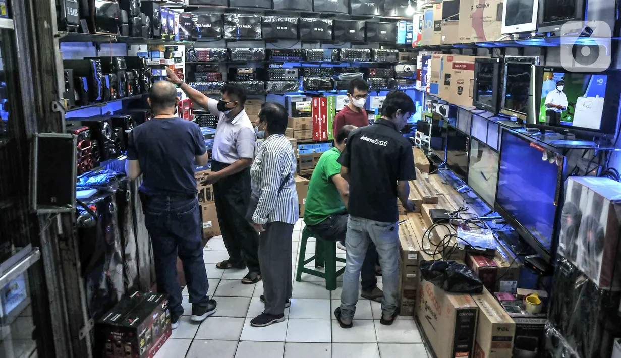Sejumlah calon pembeli memilih Set Top Box (STB) TV Digital di salah satu toko kawasan Glodok, Jakarta Barat, Kamis (3/11/2022). Penjualan STB TV Digital mengalami peningkatan hingga 60 persen usai pemerintah melalui Kementerian Komunikasi dan Informasi (Kominfo) secara resmi menghentikan siaran TV Analog atau Analog Switch Off (ASO) Jabodetabek pada 2 November 2022. (merdeka.com/Iqbal S. Nugroho)