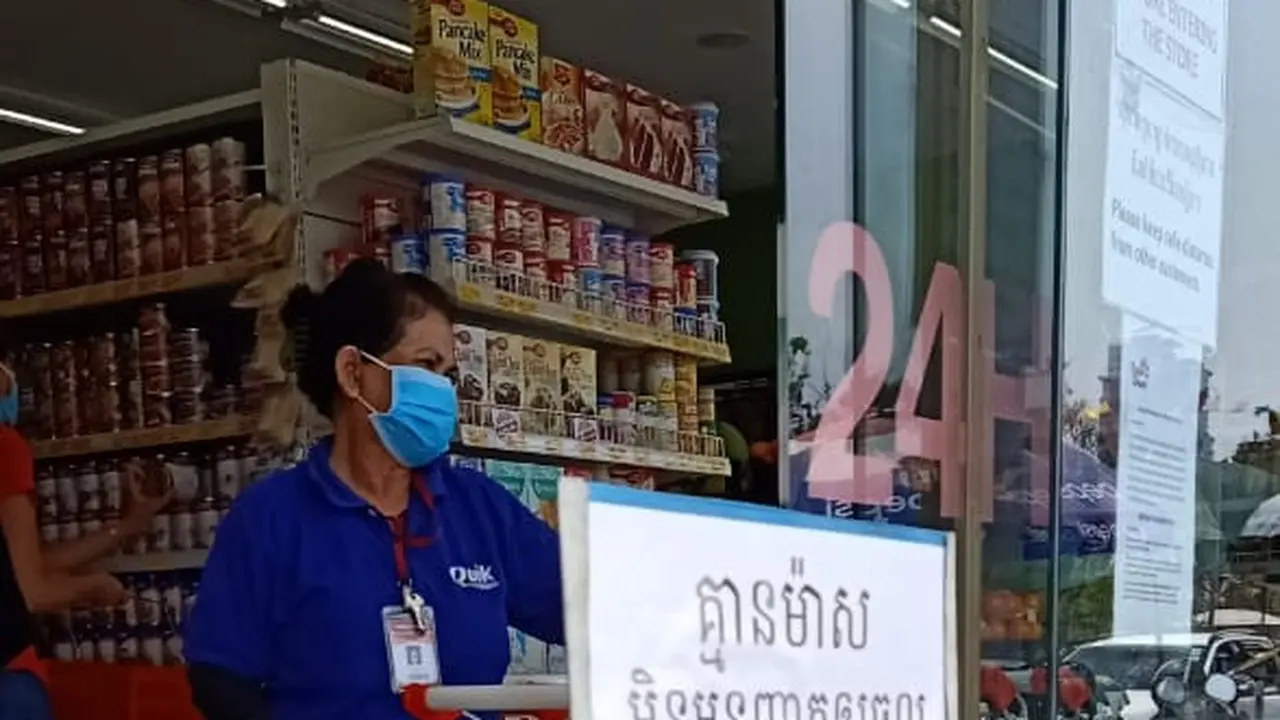Aturan wajib penggunaan masker di Kamboja di tengah pandemi Virus Corona COVID-19.