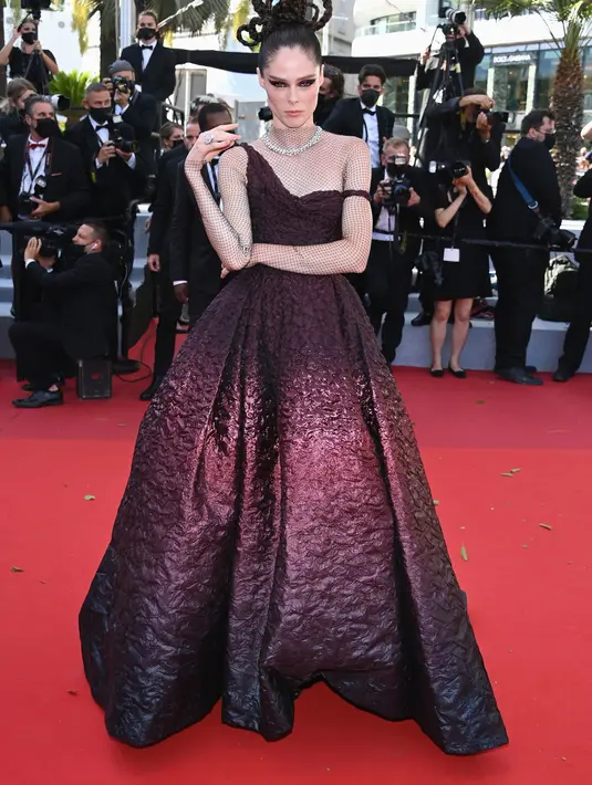 Coco Rocha tampil mengenakan gaun malam dengan bustier asimetris berbahan jacquard bernuansa campuran burgundy dan hitam. Gaun ini merupakan koleksi Dior Haute Couture. Foto: Document/Dior.