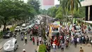 Aksi demontrasi menuntut KPK segera mengusut Ahok menyebabkan macet di depan Gedung KPK, Jakarta, Jumat (20/5). Aksi ini tiba-tiba menjadi ricuh dan massa melempari gedung KPK dengan batu. (Liputan6.com/Yoppy Renato)