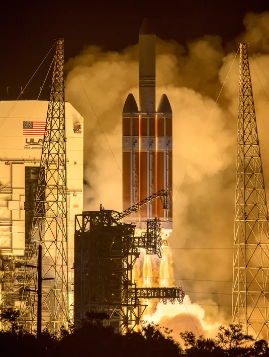 Roket NASA, United Launch Alliance Delta IV Heavy membawa pesawat Parker Solar Probe meluncur ke Matahari dari Frorida, Amerika Serikat, Minggu (12/8). Peluncuran roket berjalan lancar dan direkam secara dramatis. (Bill Ingalls/NASA via AP)