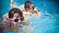 mengajarkan anak berenang gampang-gampang susah/copyright: pexels.com/juan salamanca