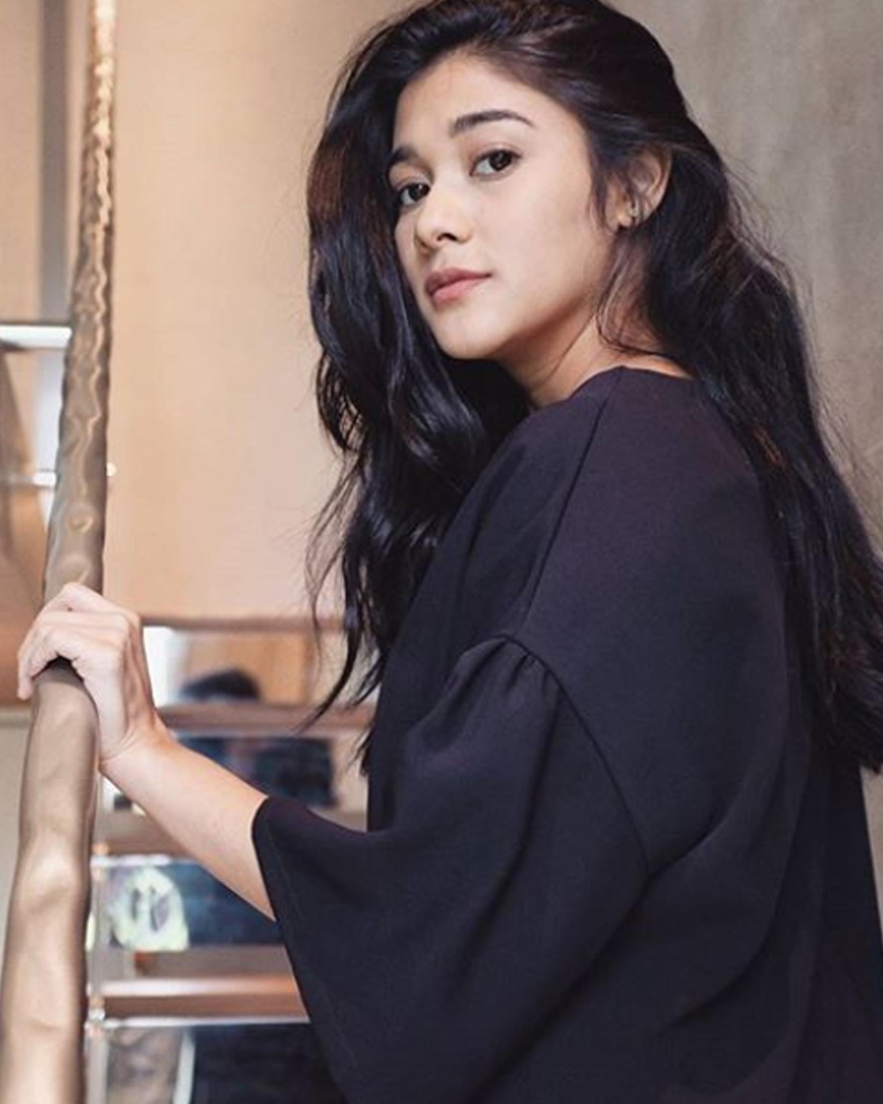 Model Baju Naysila Mirdad Difilm / Bocoran Pernikahan Naysilla Mirdad