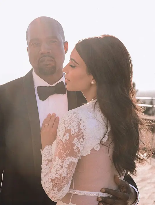 Tentu saja hal itu sangat lucu karena, Kim benar-benar jahil karena seakan memberi tahu dunia bahwa ia menuliskan info yang salah hanya untuk membuat Kanye West kesal. (instagram/kimkardashian)