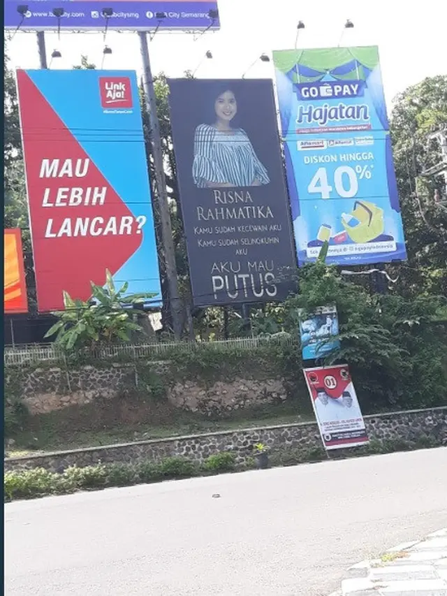 diputusin lewat baliho (foto: twitter/@myxzyptlx )