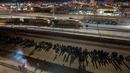 Migran bermalam di luar pagar perbatasan AS-Meksiko sambil menunggu pengajuan suaka di El Paso, Texas, di Ciudad Juarez, Meksiko, Rabu (21/12/2022). Pihak Presiden Joe Biden telah meminta pengadilan untuk mencabut pembatasan, tetapi pengadilan menolak melakukan itu sebelum Natal berakhir. (JOHN MOORE / GETTY IMAGES NORTH AMERICA / Getty Images via AFP)