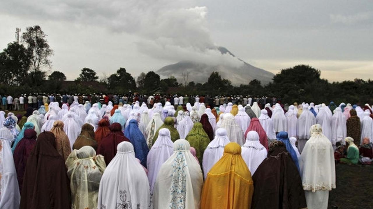Erupsi tiga gunung berapi warnai perayaan Idul Fitri di Indonesia
