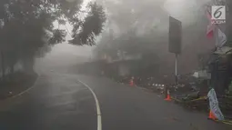 Suasana jalanan lenggang di kawasan Puncak, Bogor, Jawa Barat, Rabu (14/2). Akibat penutupan jalur di kawasan itu pasacalongsor, sejumlah tempat wisata di kawasan Ciloto sampai Cipanas sepi dari aktivitas pengunjung. (Liputan6.com/Achmad Sudarno)