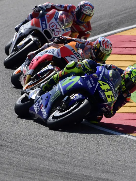 Pembalap Movistar Yamaha, Valentino Rossi (kedua kanan) memacu kendaraannya pada balapan MotoGP Aragon di Spanyol, Minggu (24/9). Bisa memberikan perlawanan di awal, Rossi mengakhirinya dengan finis di posisi lima. (JAVIER SORIANO/AFP)