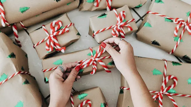 Ilustrasi Kado Natal/Photo by Juliana Malta on Unsplash