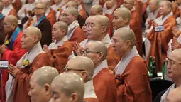 Biksu wanita berdoa selama Konferensi Perdamaian Bhikkhuni Buddha Dunia di Seoul, Korea Selatan (12/4). Rencananya kedua pemimpin negara itu akan mengadakan pertemuan puncak pada 27 April di JSA sisi Korea Utara.  (AP Photo / Ahn Young-joon)