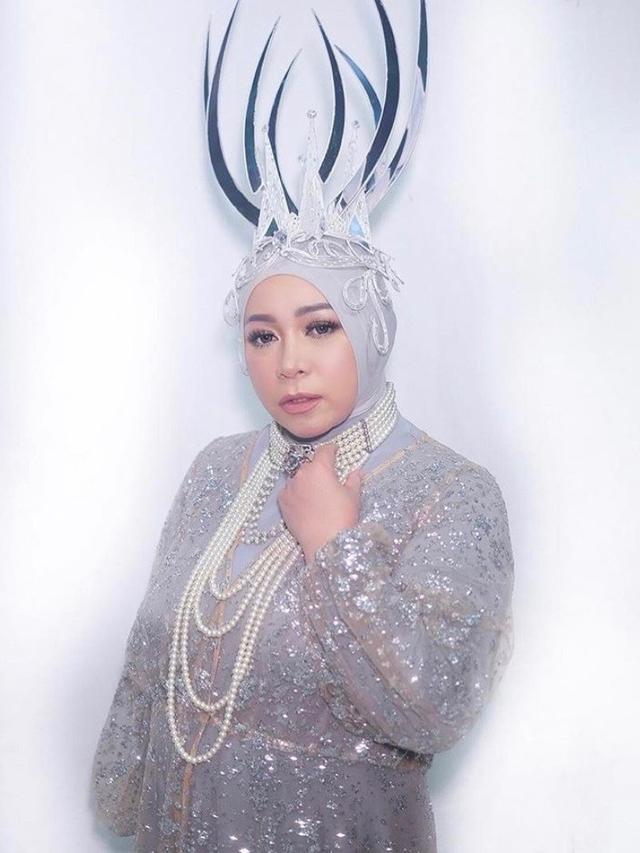 6 Gaya Melly Goeslaw dengan Aksesoris Kepala yang Nyentrik