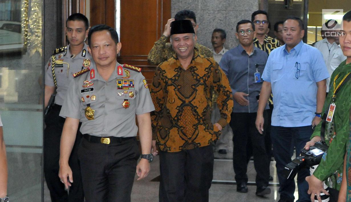 Ketua KPK Agus Rahardjo dan Kapolri Jenderal Tito Karnavian bersiap memberikan keterangan pers di Mabes Polri, Jakarta, Kamis (6/7). Pimpinan KPK menyambangi Mabes Polri dalam rangka silaturahmi antar lembaga penegak hukum. (Liputan6.com/Helmi Afandi)