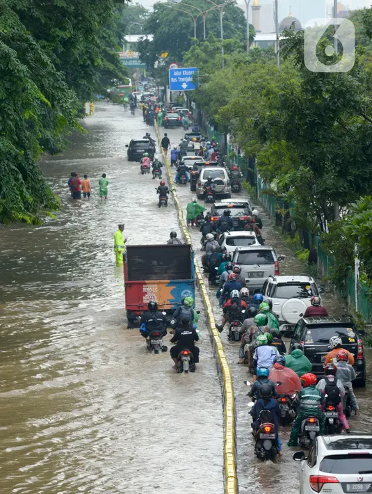 Kendaraaan melewati Jalan Letjen Suprapto yang terendam banjir, Jakarta Pusat, Sabtu (8/2/2020). Hujan yang mengguyur Jakarta sejak semalam mengakibatkan Jalan Letjen Suprapto terendam banjir. (merdeka.com/Imam Buhori)