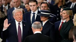 Donald Trump resmi menjabat sebagai Presiden ke-47 Amerika Serikat usai membacakan sumpah jabatan pada Senin (20/1/2025) waktu setempat di Rotunda Gedung Kongres AS, Washington D.C. (Julia Demaree Nikhinson/AFP)