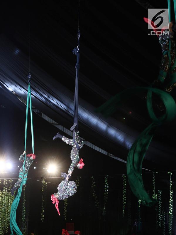 Atraksi anggota brimob saat meriahkan HUT Korps Brimob ke-73 di Mako Brimob Polri, Kelapa Dua, Depok, Jawa Barat, Rabu (14/11). Anggota brimob dari berbagi daerah membawakan tarian daerah masing-masing dari bali, papua. (Liputan6.com/Herman Zakharia)