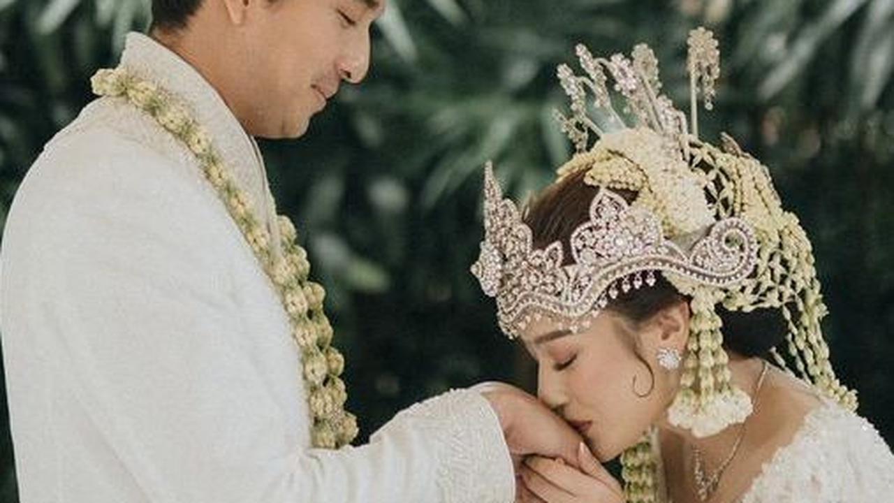 Momen manis terjadi ketika Salshabilla mencium tangan Ibrahim, yang kini telah resmi menjadi suaminya.<br>