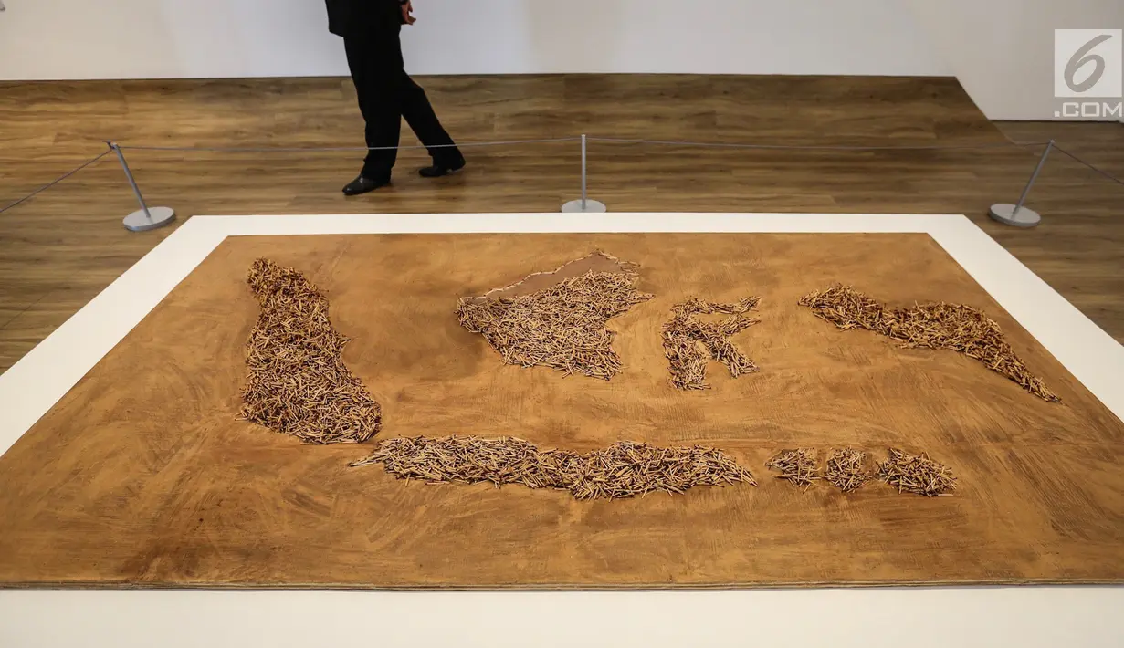Karya seni peta Indonesia dari korek api Burning Country di Museum MACAN, Kebon Jeruk, Jakarta, Kamis (14/2). Pameran bertajuk Masa Lalu Belumlah Berlalu berlangsung hingga 10 Maret 2019. (Liputan6.com/Fery Pradolo)