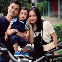 Penyanyi dan pencipta lagu Melly Goeslaw juga mendoakan pasangan ini selalu kuat ketika menghadapi segala cobaan. Itu terlihat dari unggahan foto bertiganya bersama Raffi dan Gigi. (Instagram/raffinagita1717)