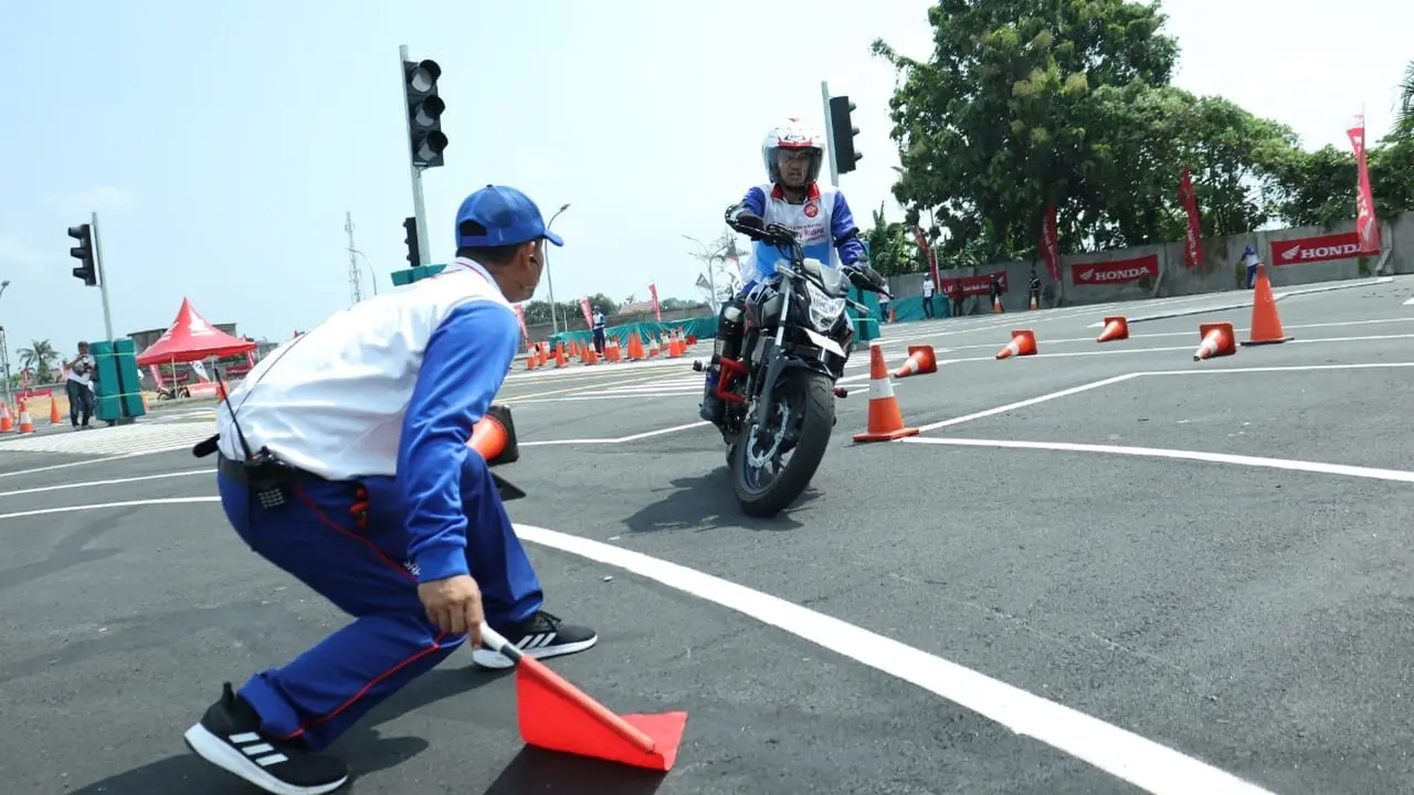PT Astra Honda Motor (AHM) kembali menguji sekaligus mengkalibrasi kompetensi instruktur safety riding Honda melalui kegiatan Astra Honda Safety Riding Instructors Competition (AH-SRIC) 2019.