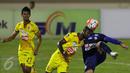 Bek Sriwijaya FC, R Yanto Basna (tengah) berebut bola dengan Cristian Gonzales (Arema FC) saat laga 8 besar Piala Presiden 2017 di Stadion Manahan, Solo, Minggu (26/2). Arema melaju ke semifinal setelah unggul 1-0. (Liputan6.com/Helmi Fithriansyah) 
