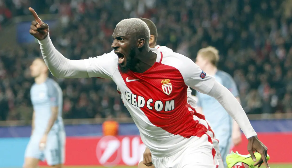 Pemain Monaco, Tiemoue Bakayoko menutup kemenangan timnya dengan satu gol indah ke gawang Manchester City pada leg kedua Babak 16 Besar Liga Champions Louis II stadium, Monaco, Rabu (15/3/2017). Monaco menang 3-1. (AP/Claude Paris)