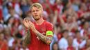 Penampilan impresif Timnas Denmark di ajang Euro 2020 tak lepas dari kepemimpinan sang kapten Simon Kjaer. The Dinamit bahakan mampu tembus hingga semifinal di ajang tersebut. Saat ini, Kjaer dipercaya sebagai pemain belakang AC Milan di Liga Italia. (AFP/Pool/Jonathan Nackstrand)