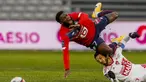 Striker Lille, Jonathan Bamba (atas) terjatuh ditekel gelandang Brest, Paul Lasne dalam laga lanjutan Liga Prancis 2020/21 pekan ke-25 di The Stade Pierre Mauroy, Lille, Minggu (14/2/2021). Lille bermain imbang 0-0 dengan Brest. (AP/Michel Spingler)
