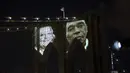 Gambar korban diproyeksikan pada Jembatan Brooklyn saat Hari Peringatan COVID-19 di Brooklyn, New York, Amerika Serikat, 14 Maret 2021. Ada sejumlah pidato yang disampaikan oleh para pemuka agama dalam acara ini. (Kena Betancur/AFP)